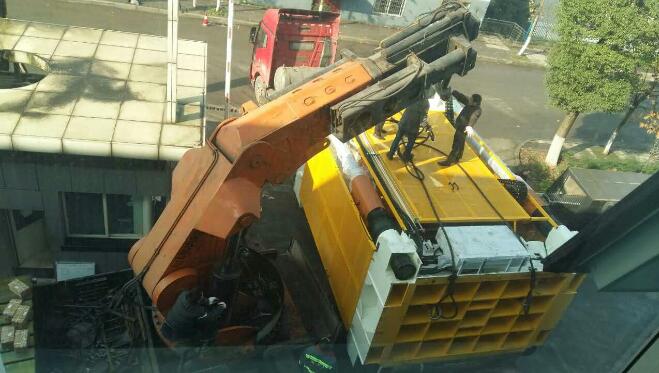 新年新設(shè)備，東科模具引進(jìn)的合模機(jī)正式使用